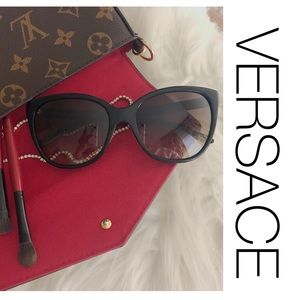 VERSACE Classic Cat Eye Sunglasses 🕶